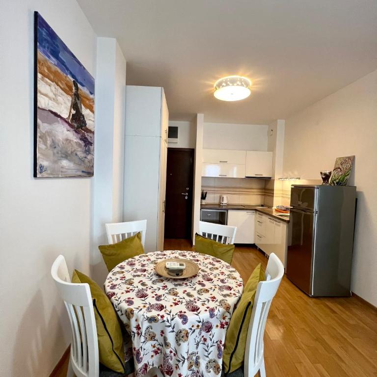 City Centre Getaway - Two-Bedroom Apartment - 8