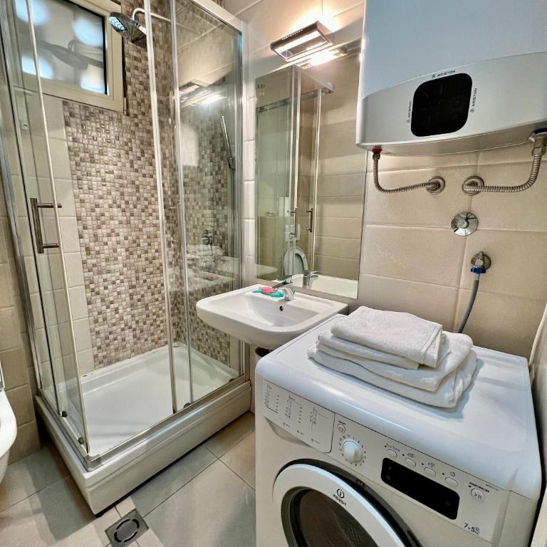 City Centre Getaway - Two-Bedroom Apartment - 18