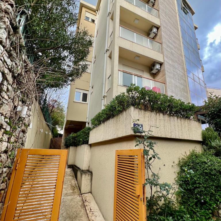 City Centre Getaway - Two-Bedroom Apartment - 26