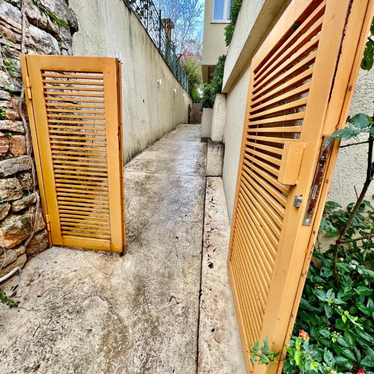 City Centre Getaway - Two-Bedroom Apartment - 25