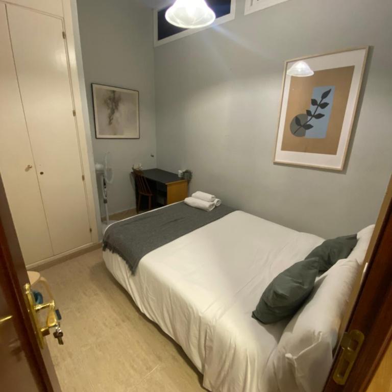 Center Madrid habitaciones - Double Room with Shared Bathroom - 1