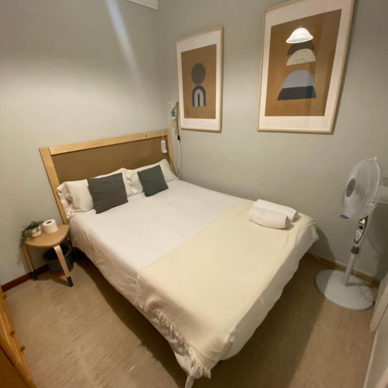 Center Madrid habitaciones - Double Room with Shared Bathroom - 2