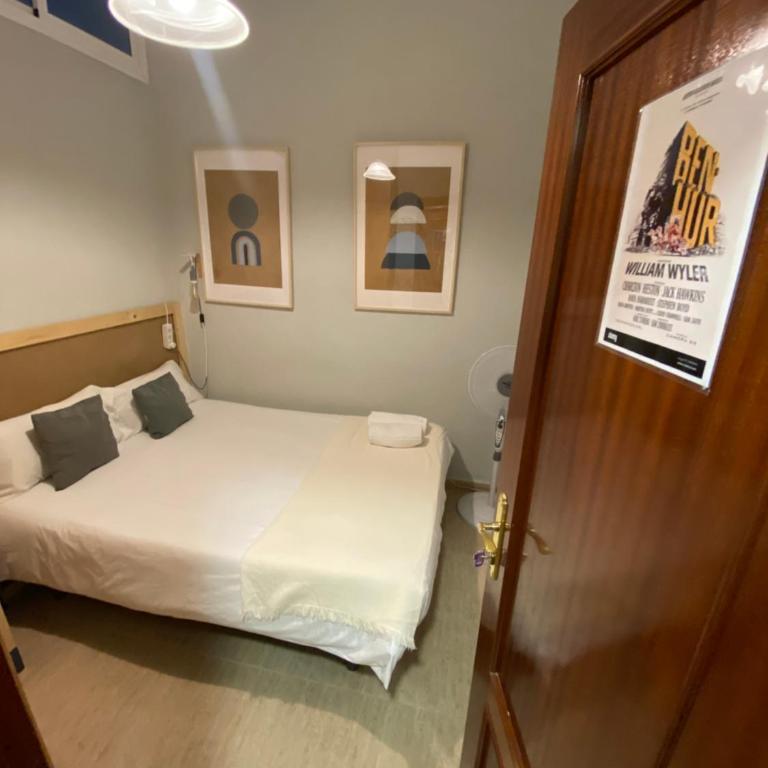Center Madrid habitaciones - Double Room with Shared Bathroom - 1