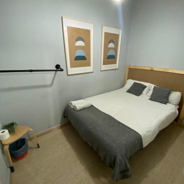 Center Madrid habitaciones - Double Room with Shared Bathroom - 3