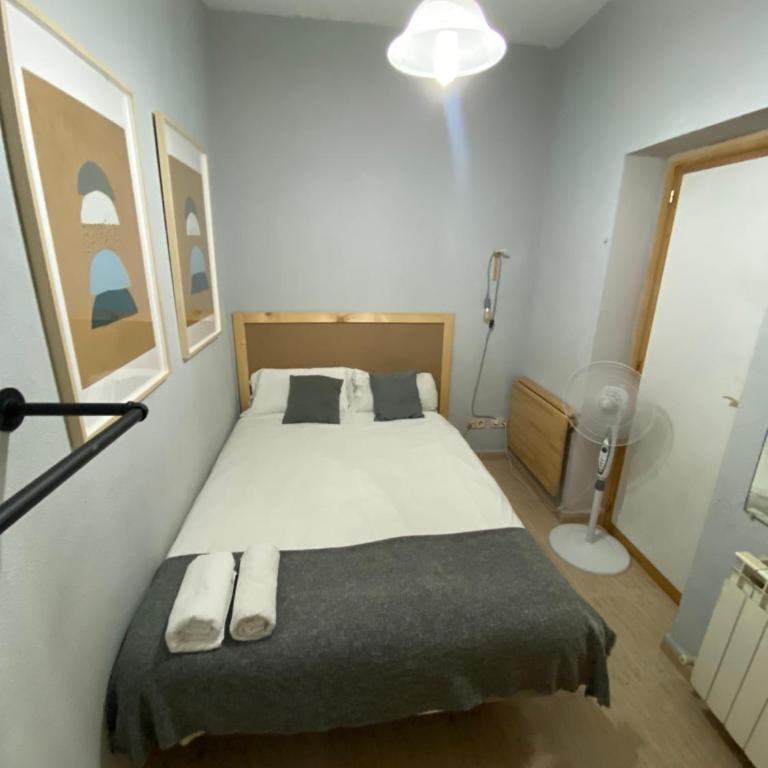 Center Madrid habitaciones - Double Room with Shared Bathroom - 1