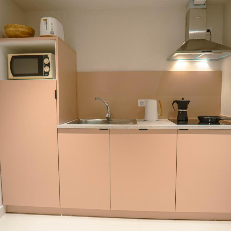 Smartr Barcelona Ramblas - Three-Bedroom Apartment - 7