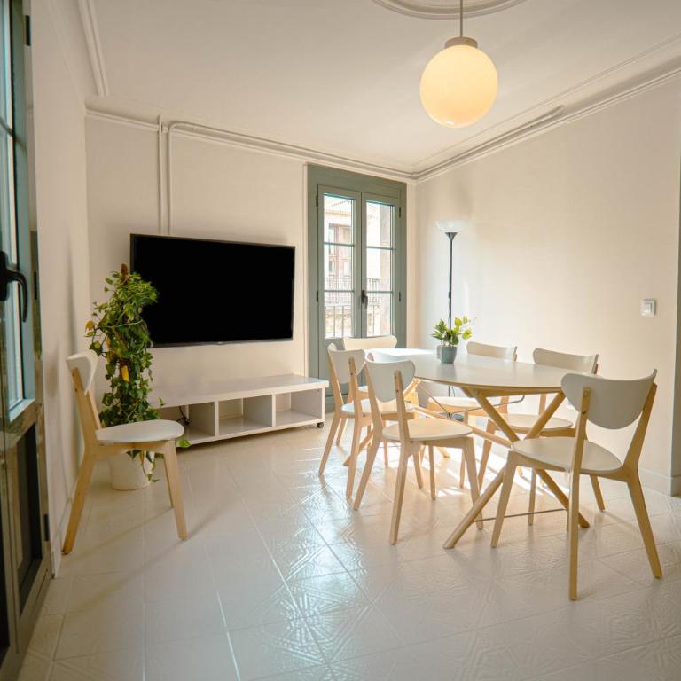 Smartr Barcelona Ramblas - Three-Bedroom Apartment - 2