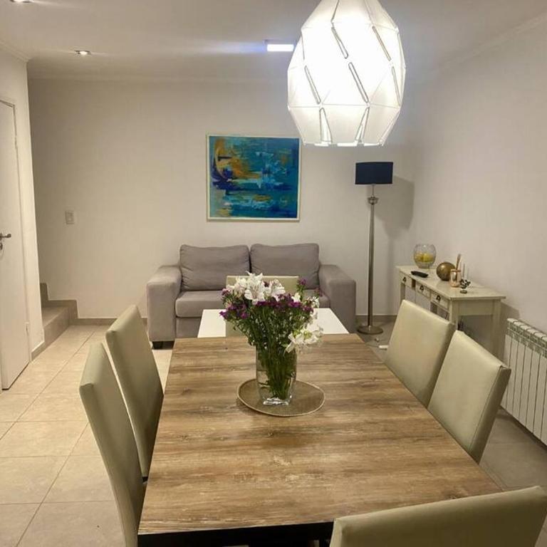 DUPLEX EN COMPLEJO CERRADO con cochera!!! - Apartamento de 2 dormitorios - 4