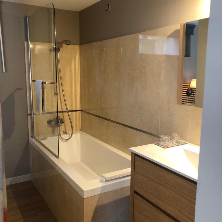 Couette et Café - Chambre Double avec Salle de Bains Privative - 13