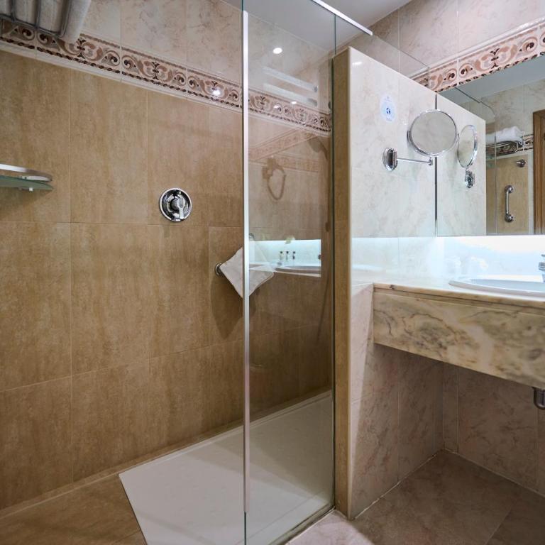 Hotel Albret - Habitación Doble con cama supletoria (3 adultos) - 2