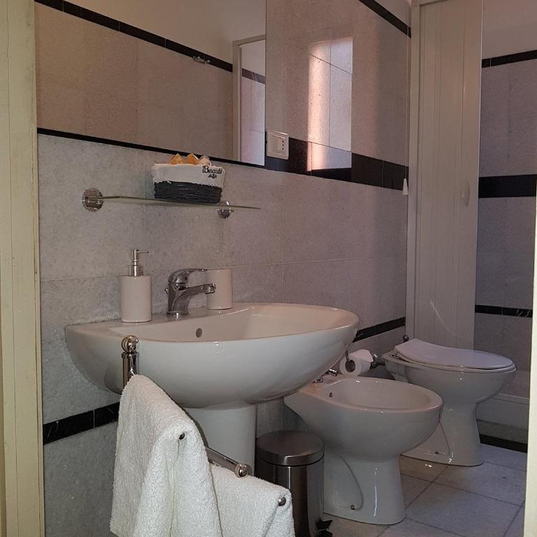 Central Suites Catania - Queen Room with Balcony - 28