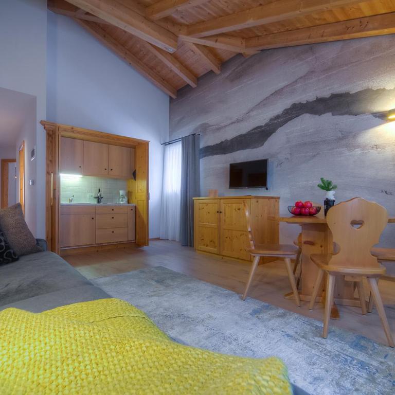 Eden Apartments - Two-Bedroom Apartment with Balcony and Mountain View - 15