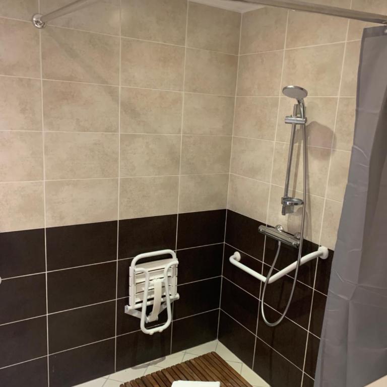 Hôtel Du Cheval Blanc Barcelonnette - Habitación con cama extragrande - Adaptada para personas de movilidad reducida - 5