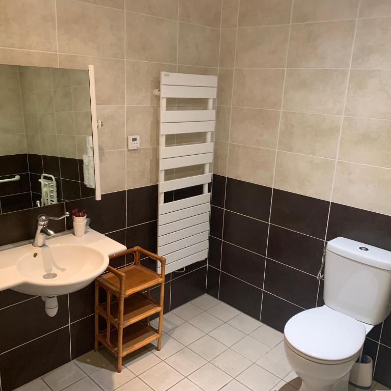 Hôtel Du Cheval Blanc Barcelonnette - Habitación con cama extragrande - Adaptada para personas de movilidad reducida - 4