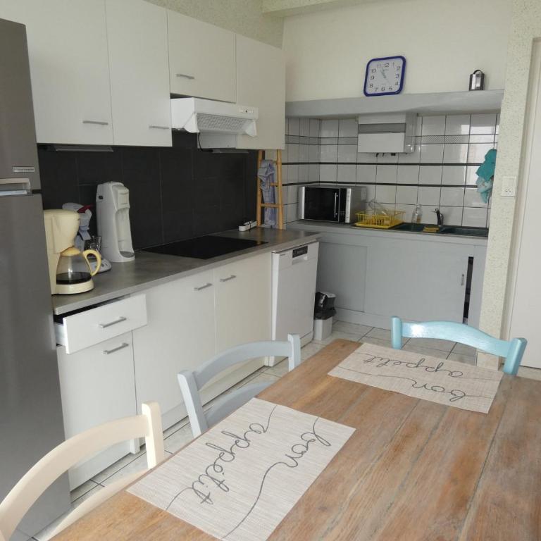 Appartement T3 en centre-ville avec terrasse et parking privé à Royan - FR-1-71-90 - Apartment (4 Adults) - 3