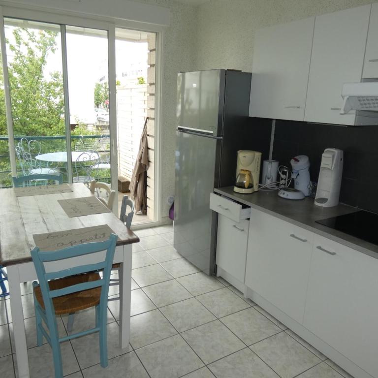 Appartement T3 en centre-ville avec terrasse et parking privé à Royan - FR-1-71-90 - Apartment (4 Adults) - 4