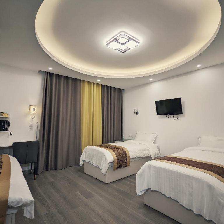 KYRIAD ROUEN SUD - Sotteville les Rouen - Chambre Quadruple avec 1 Lit Double et 2 Lits Simples - 1