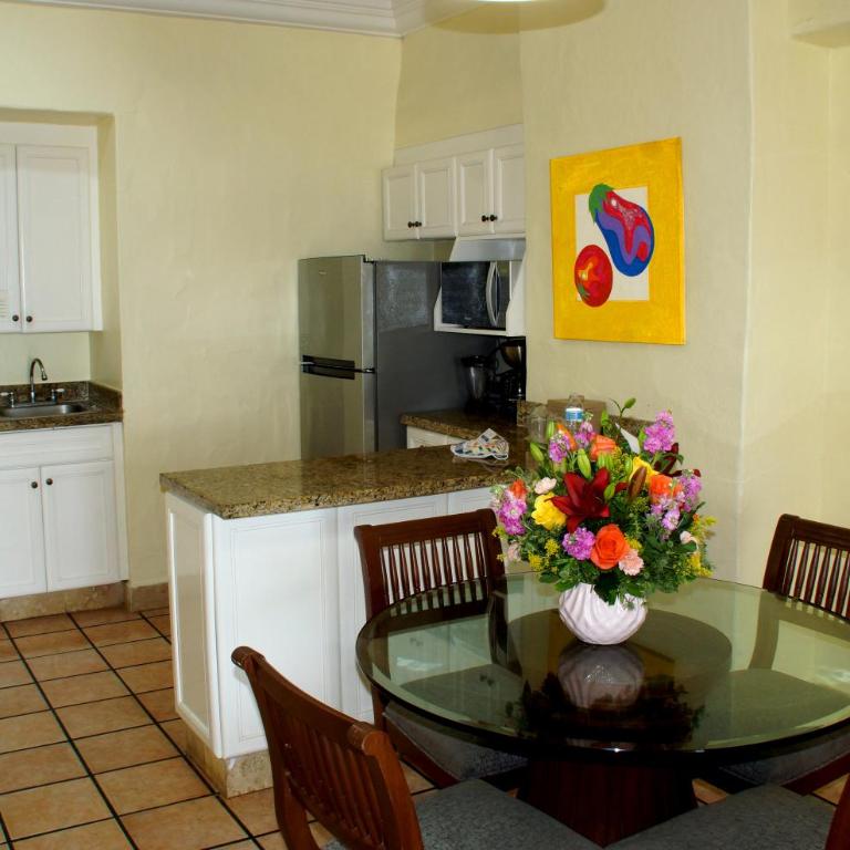 Royal Villas Resort - One Bedroom Family Suite with Livingroom - 2
