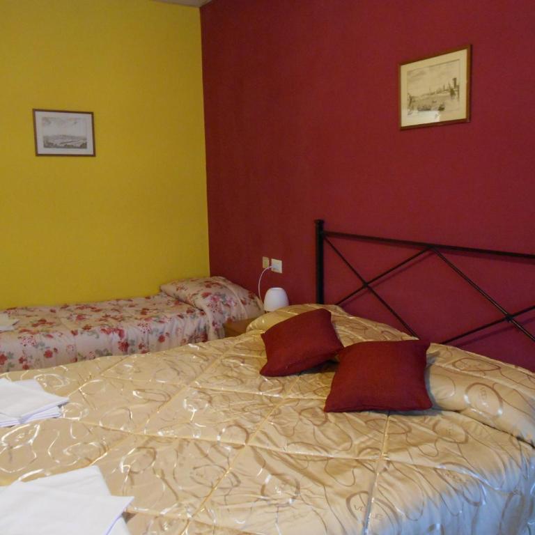 Hotel Aline - Triple Room with Private Shower And Shared Bathroom - 2