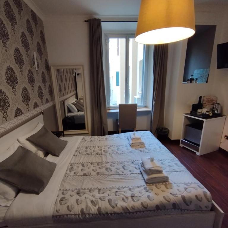 19 Vatican Suites - Deluxe King Room - 7