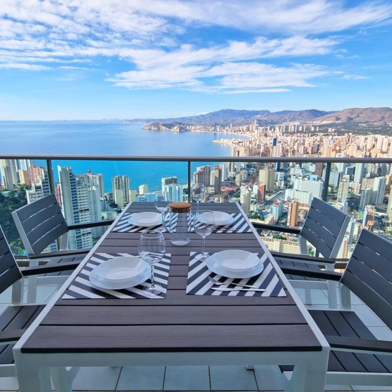 Skyline 41 Gran lujo, terraza grande y vistas al mar - planta 41 - Three-Bedroom Apartment - 25
