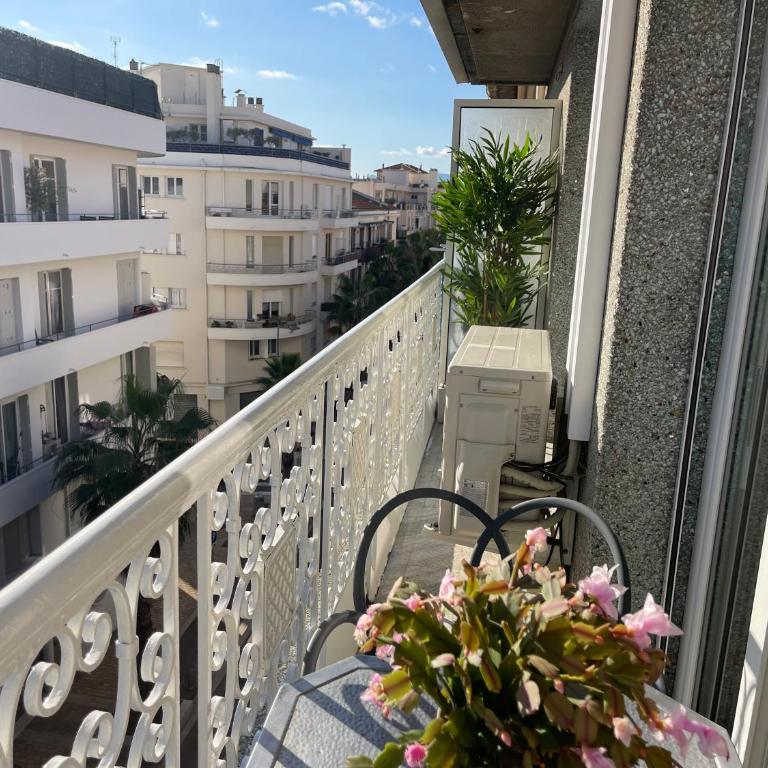 CENTRAL CANNES - Appartement avec Balcon - 2