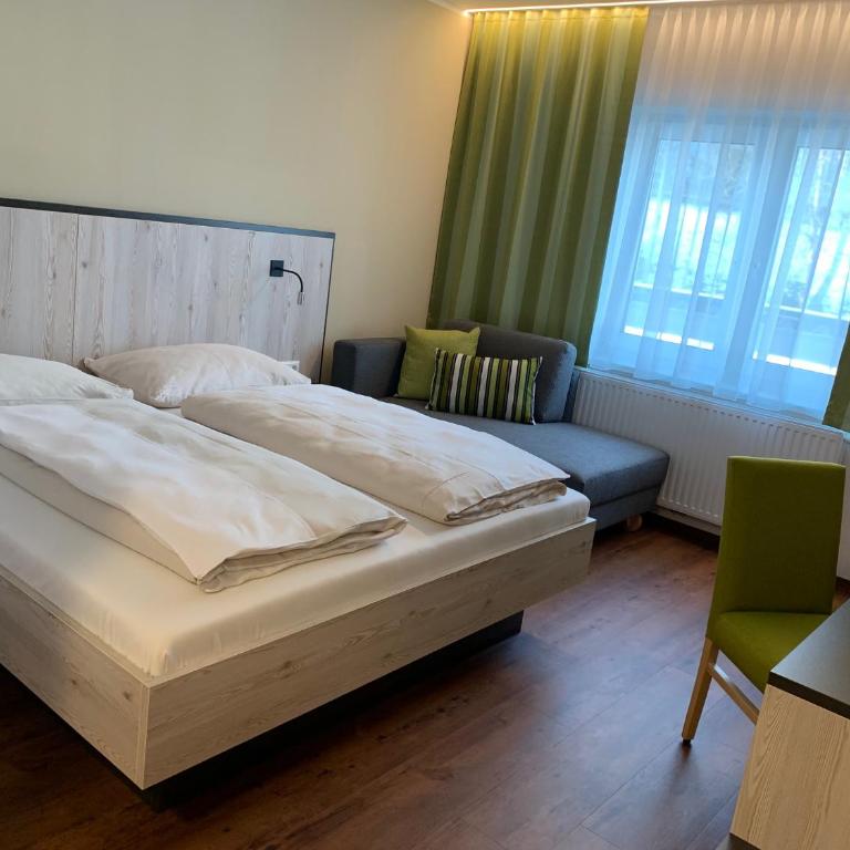 wild & bolz eMotel - Doppelzimmer mit Zustellbett - 2