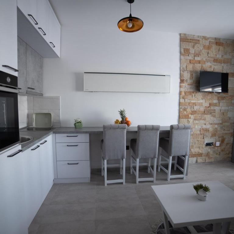 NLux 10 Apartment - One-Bedroom Apartment - 8