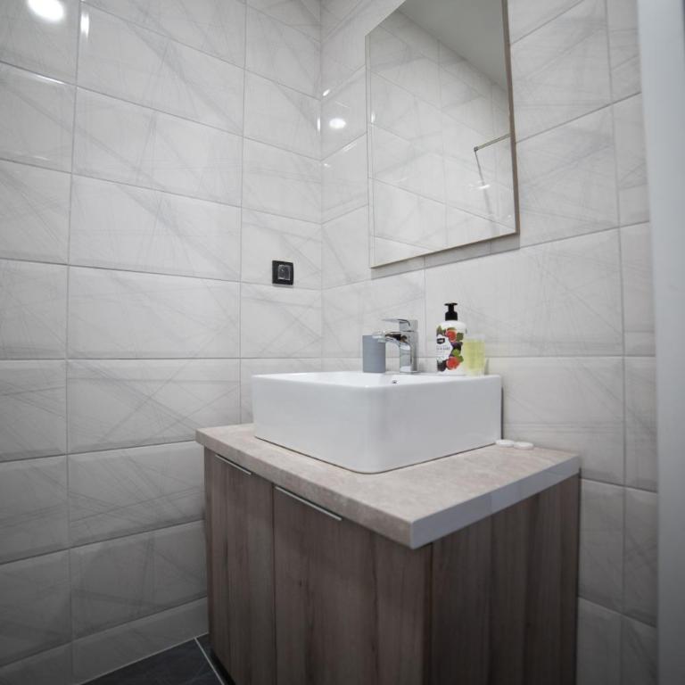NLux 10 Apartment - One-Bedroom Apartment - 17