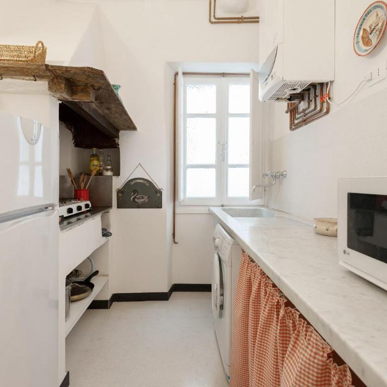 "Marina Apartment" in Vernazza Historic, Restored, Beachfront, 2nd floor, 2 Aircondo BDR, 2BHT, rare Private Garage 300 mt far, 200 mt from train - Two-Bedroom Apartment - 28
