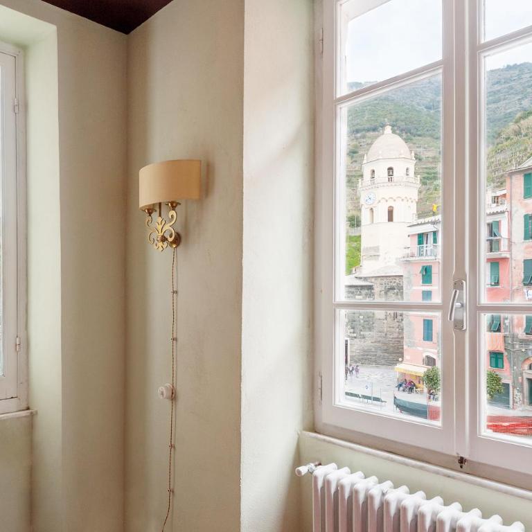 "Marina Apartment" in Vernazza Historic, Restored, Beachfront, 2nd floor, 2 Aircondo BDR, 2BHT, rare Private Garage 300 mt far, 200 mt from train - Two-Bedroom Apartment - 4