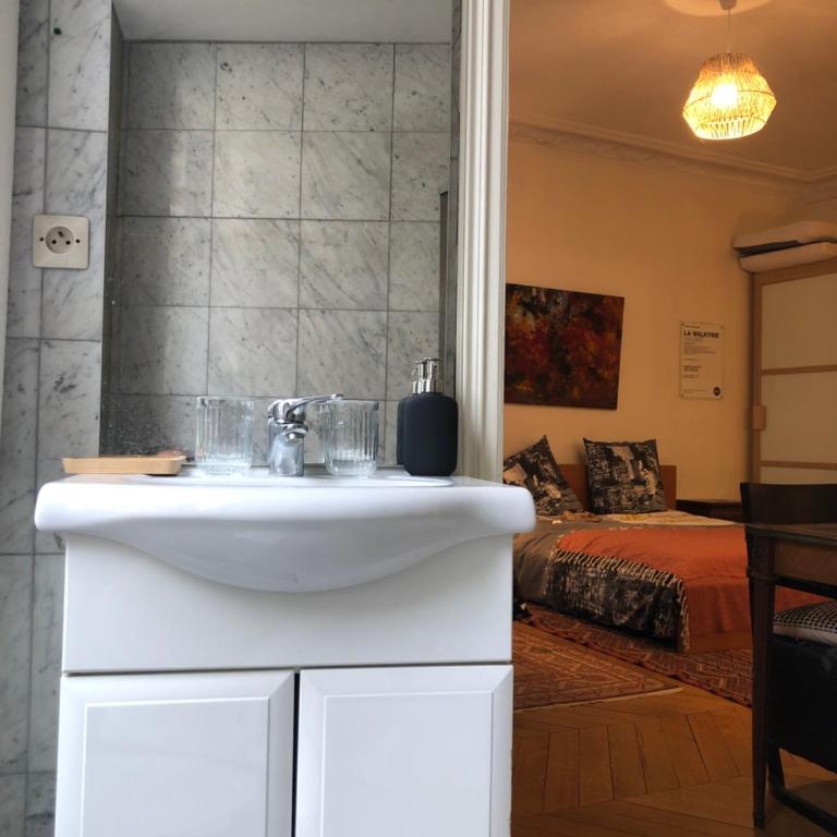 Cosy 2 room 50m2 Parisian classic flat - Passy, 16th arrondissement, near Eiffel Tower - Appartement - Rez-de-Chaussée - 30