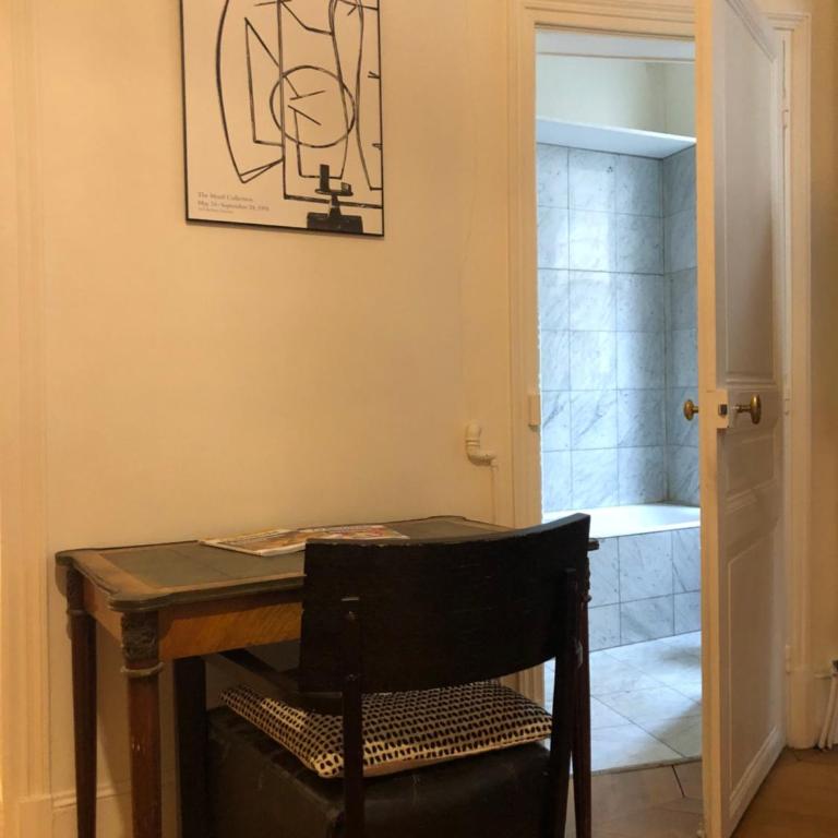 Cosy 2 room 50m2 Parisian classic flat - Passy, 16th arrondissement, near Eiffel Tower - Appartement - Rez-de-Chaussée - 28