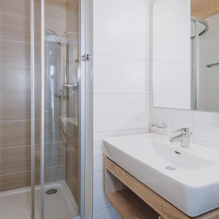 Appartements Sulzer by we rent, SUMMERCARD INCLUDED - Apartment mit 2 Schlafzimmern, einem Balkon und Bergblick - 8