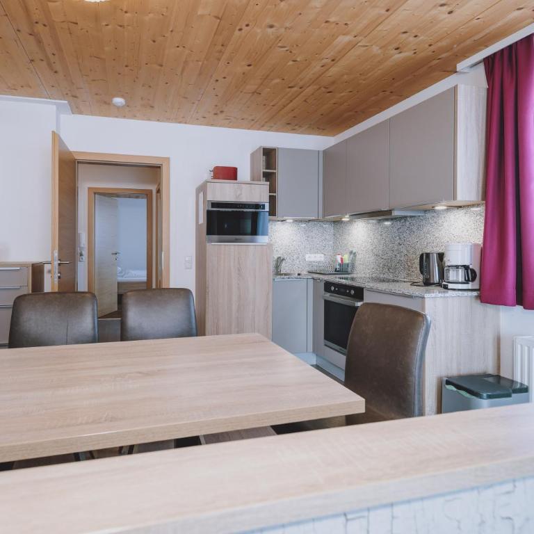 Appartements Sulzer by we rent, SUMMERCARD INCLUDED - Apartment mit 2 Schlafzimmern, einem Balkon und Bergblick - 5