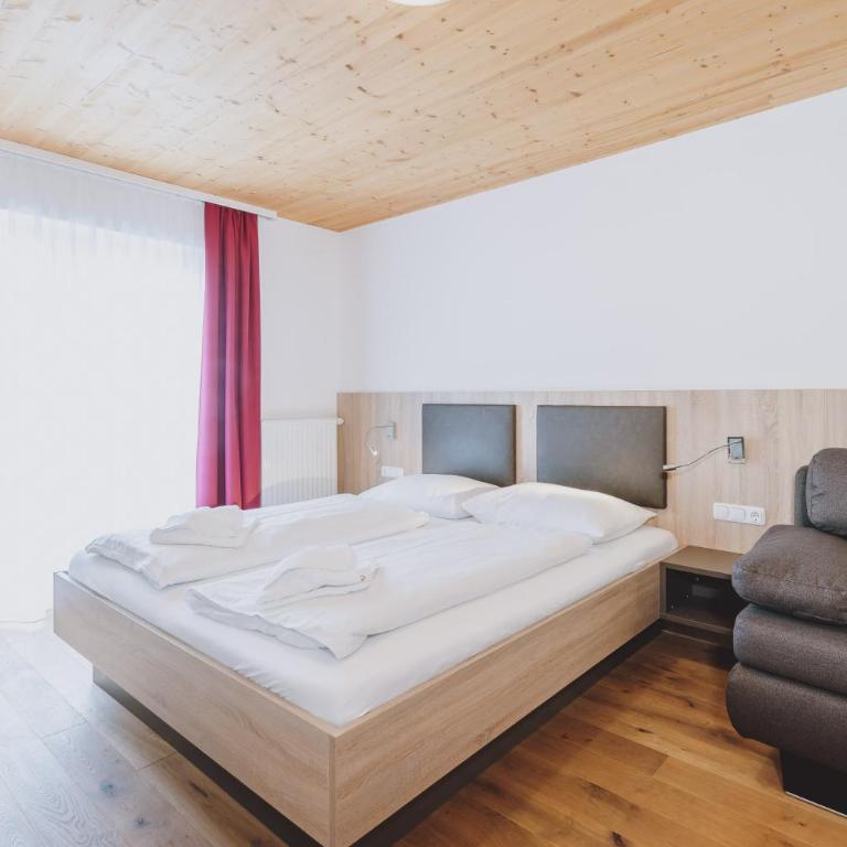 Appartements Sulzer by we rent, SUMMERCARD INCLUDED - Apartment mit 2 Schlafzimmern, einem Balkon und Bergblick - 9