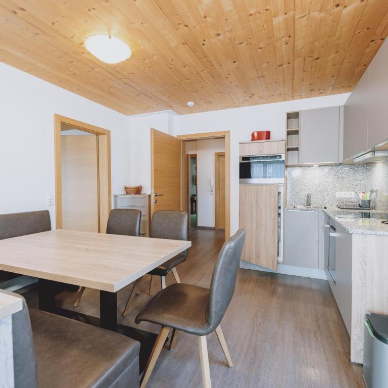 Appartements Sulzer by we rent, SUMMERCARD INCLUDED - Apartment mit 2 Schlafzimmern, einem Balkon und Bergblick - 6