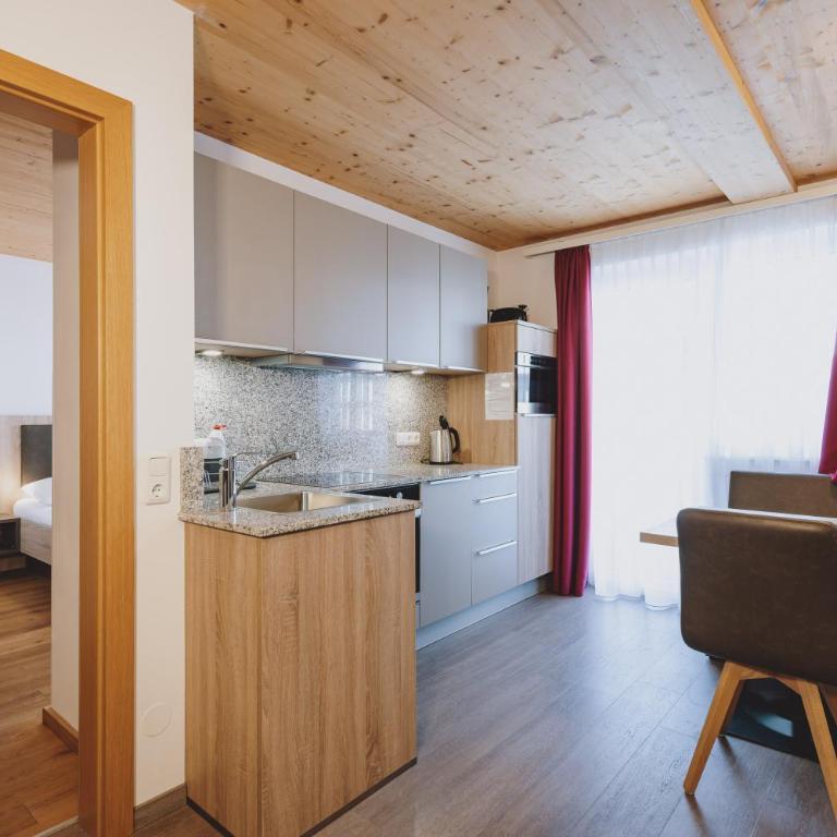 Appartements Sulzer by we rent, SUMMERCARD INCLUDED - Apartment mit 2 Schlafzimmern, einem Balkon und Gartenblick - 12