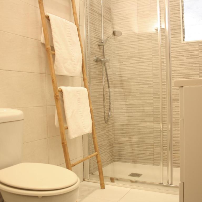 Charming seafront villa - Four-Bedroom House - 19