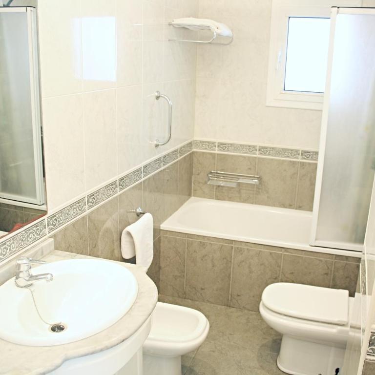 Charming seafront villa - Four-Bedroom House - 24