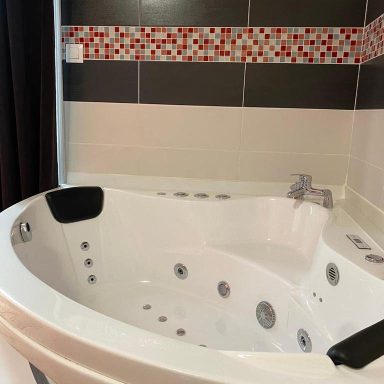Chambres d'Hôtes Au coin du spa - Chambre Lit King-Size - Vue sur Jardin - 12