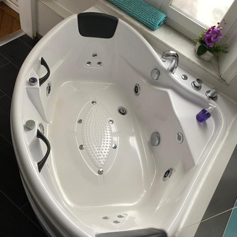 Chambres d'Hôtes Au coin du spa - Chambre Double de Luxe avec Baignoire Spa - 8