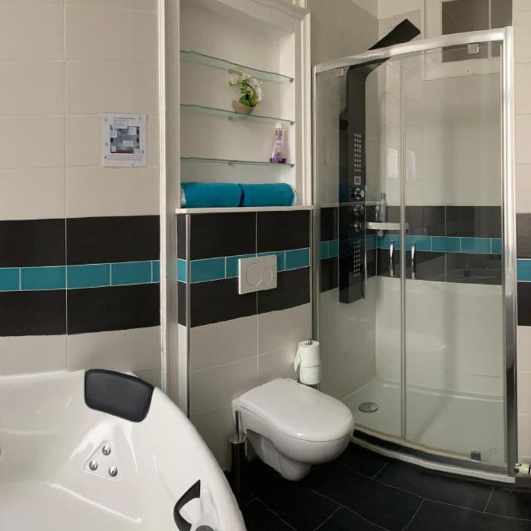 Chambres d'Hôtes Au coin du spa - Chambre Double de Luxe avec Baignoire Spa - 6