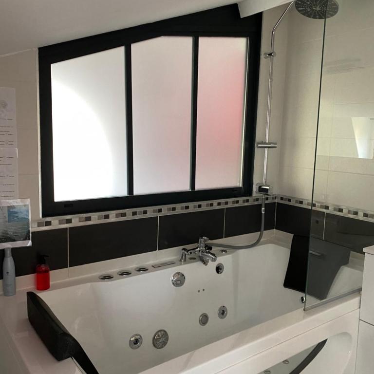 Chambres d'Hôtes Au coin du spa - Chambre Lit King-Size avec Baignoire Spa - 9