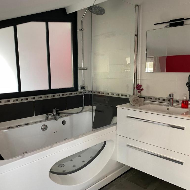 Chambres d'Hôtes Au coin du spa - Chambre Lit King-Size avec Baignoire Spa - 6