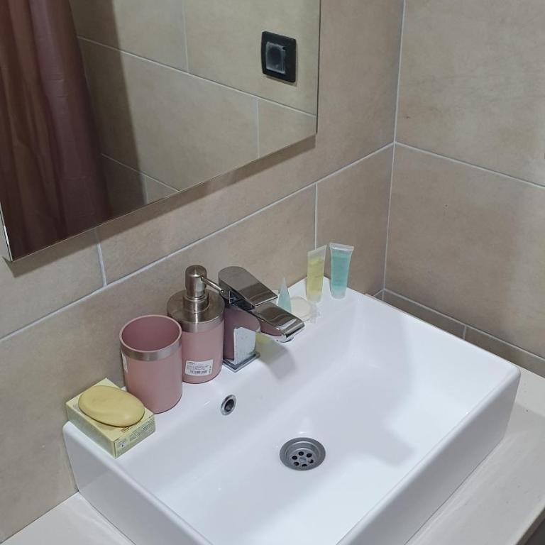 N LUX - One-Bedroom Apartment - 6