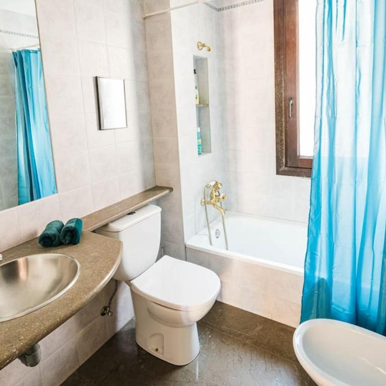 Cosy Flat w/ Beautiful Views and Cute Balcony - One-Bedroom Apartment - 13