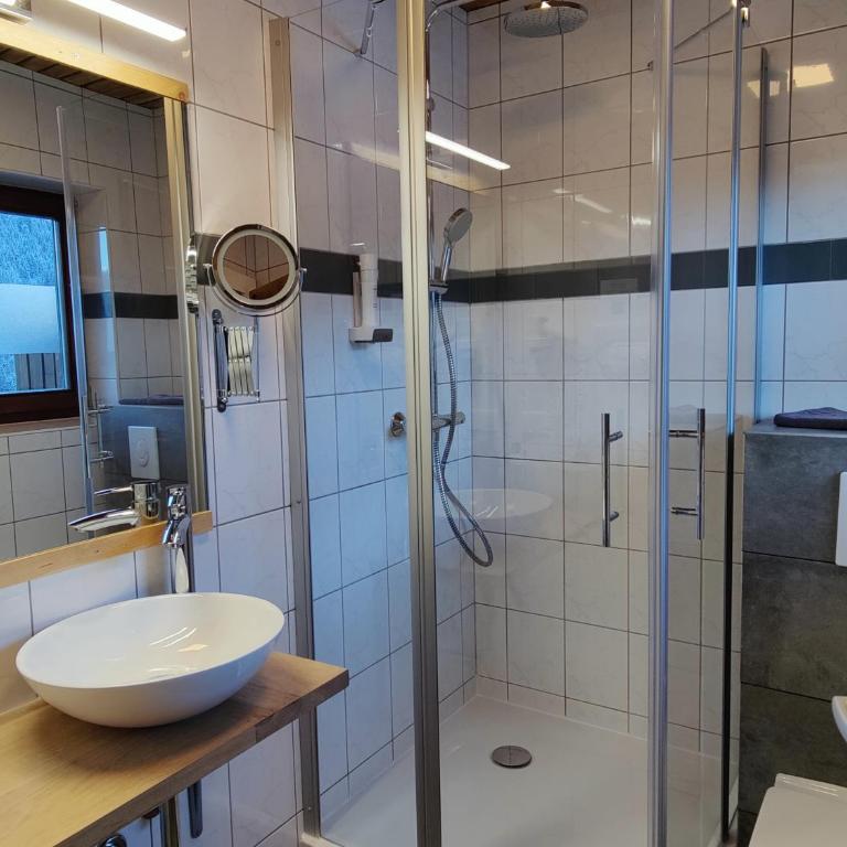 Pension Almhof - Dreibettzimmer mit Bad - 2