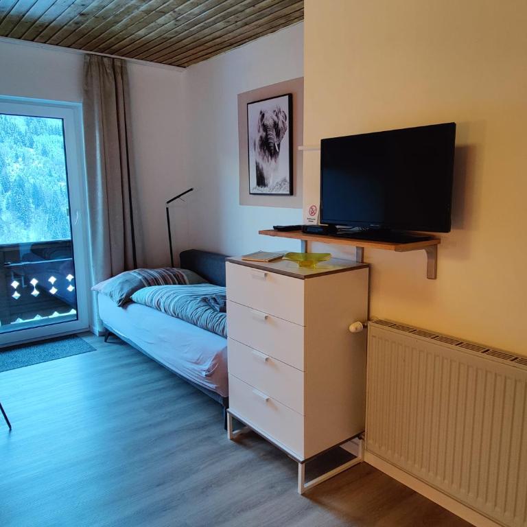 Pension Almhof - Dreibettzimmer mit Bad - 3