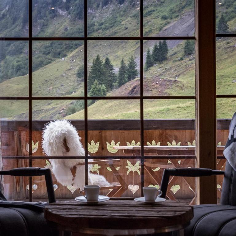 Hotel L'Etable - Doppelzimmer mit Balkon und Bergblick - 4